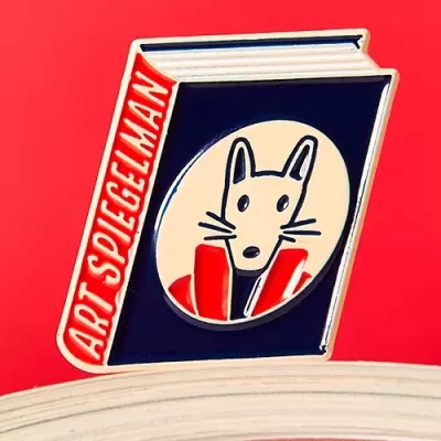 Pino metálico de livro azul com título e ilustração de rato