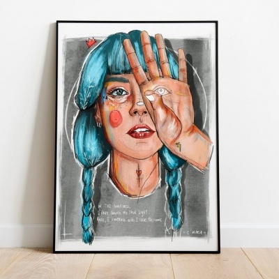 Quadro artístico de mulher com cabelo azul e mão com olho desenhado.