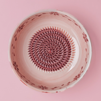Prato decorativo em cerâmica com padrão floral e circular