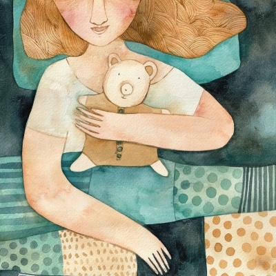 Ilustração em aguarela de mulher deitada com urso de peluche e roupa de cama colorida