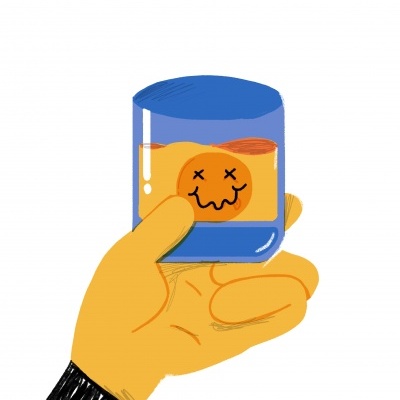 Mão segurando copo azul com líquido e rosto sorridente desenhado