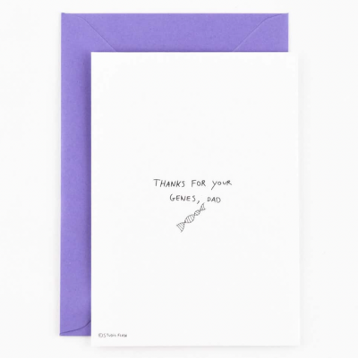 Cartão branco com texto manuscrito e envelope roxo