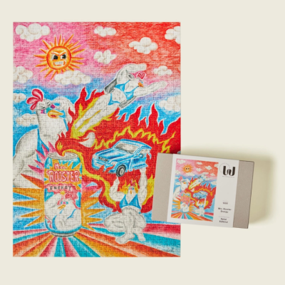 Quebra-cabeças montado com arte colorida com sol, galinha, fogo e carro azul ao lado da embalagem do produto