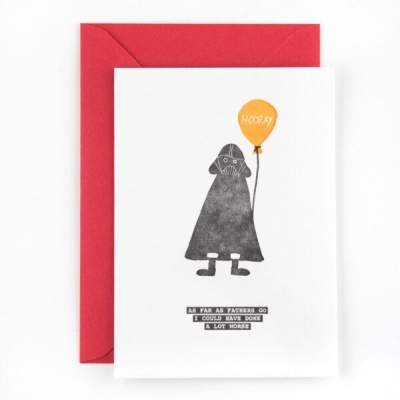 Cartão branco com figura preta, balão amarelo e texto, com envelope vermelho