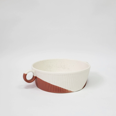 Taça de cerâmica bicolor com alça circular