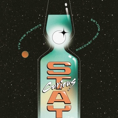 Garrafa futurista azul e verde com texto SAY Curious e fundo estrelado