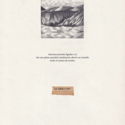 Desenho a lápis de montanhas com texto em português sobre o papel branco.