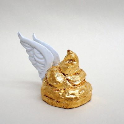 Escultura dourada com asas brancas sobre fundo branco