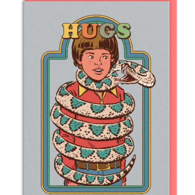 Cartão ilustrado de rapaz enrolado por cobra com texto HUGS, fundo cinzento e envelope rosa