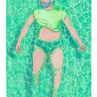 Homem de barba e cabelo grisalhos flutuando em água verde com t-shirt e calções verdes