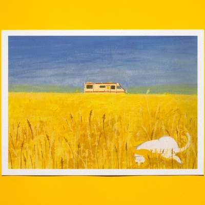 Pintura ou fotografia com campo de trigo dourado, céu azul, autocaravana amarela ao fundo e gato branco em primeiro plano