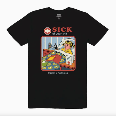 T-shirt preta com estampa retro com criança doente na cama e texto