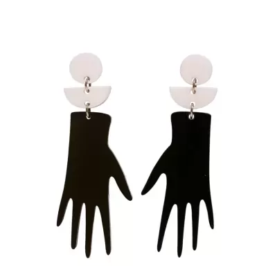 Brincos modernos com formato de mãos pretas e peças brancas circulares
