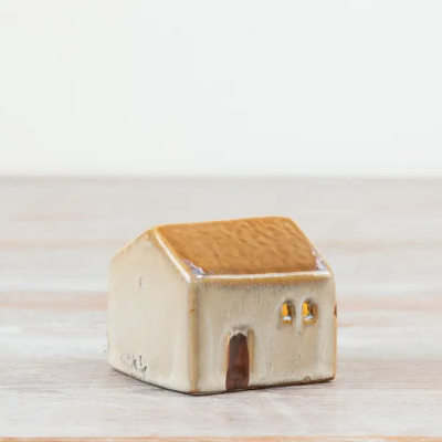Miniatura de casa em cerâmica com luzes nas janelas