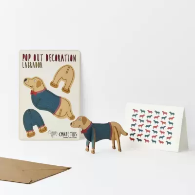 Conjunto de decoração pop out de labrador em cartolina com peça montada, cartão com padrão de cães e envelope castanho