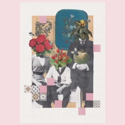 Colagem artística com três figuras humanas em preto e branco, cabeças substituídas por flores e folhas coloridas, recortes de páginas e azulejos decorativos