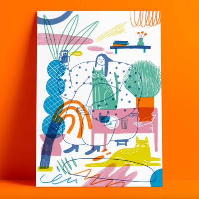 Ilustração colorida de sala com mulher no sofá, gato no chão e plantes em mesa.