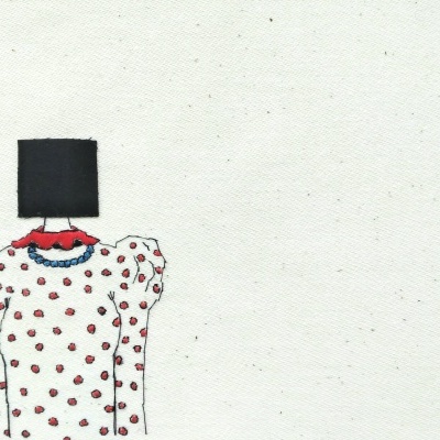 vestido branco com bolas vermelhas e mangas bufantes sobre fundo branco