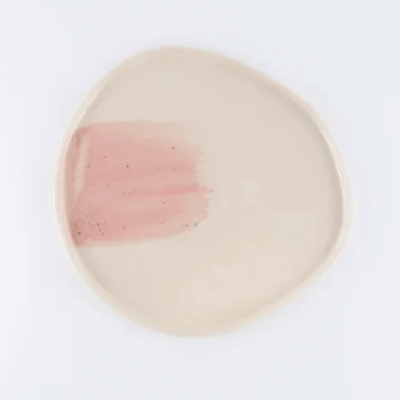 Prato de cerâmica redondo com mancha rosa