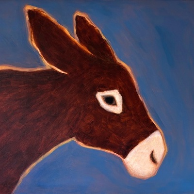 Pintura de cabeça de burro castanho com boca branca sobre fundo azul