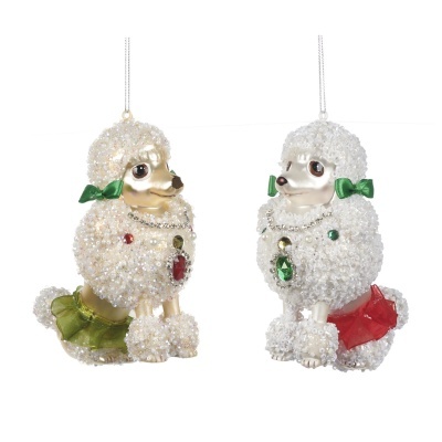 Enfeites decorativos para pendurar em forma de poodles brancos com laços verdes e saias vermelha e verde.