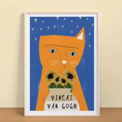 Ilustração de gato laranja com vaso branco de girassóis e texto VINCAT VAN GOGH