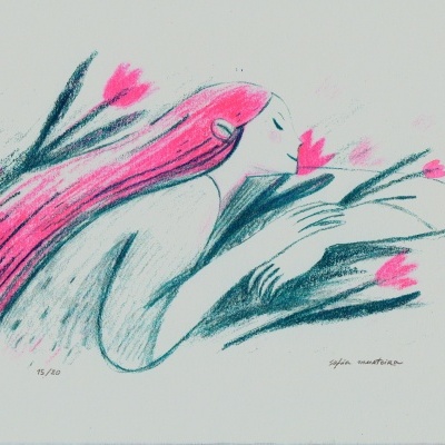 Ilustração de figura feminina com cabelo rosa e flores cor-de-rosa