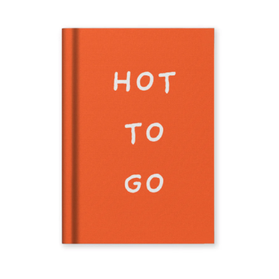 Livro com capa dura laranja e texto branco HOT TO GO