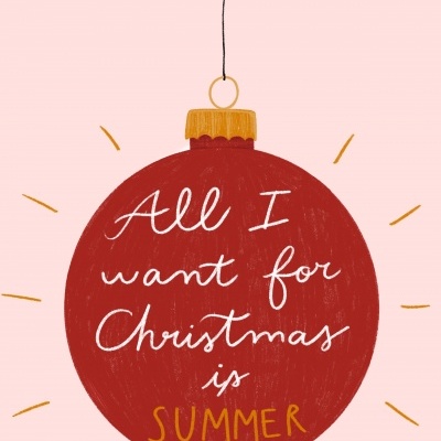 Bola de Natal vermelha com texto 'All I want for Christmas is SUMMER'