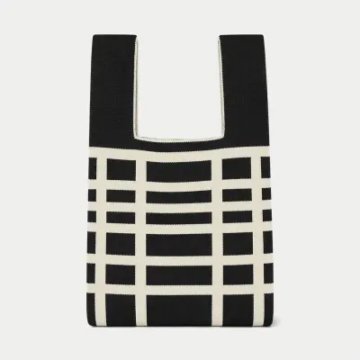 Saco tricotado preto com padrão quadriculado branco