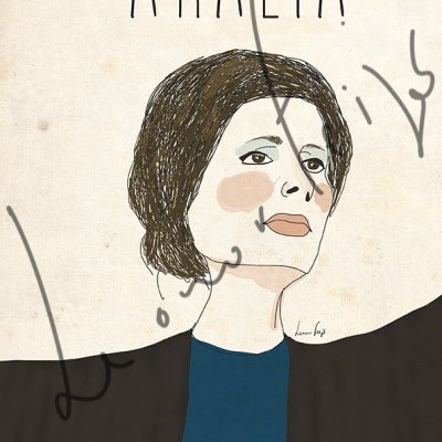 Desenho estilizado de mulher com cabelo castanho escuro, pele clara e roupa azul e preta com texto AMALIA