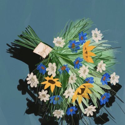 Bouquet de flores artificiais com flores azuis, brancas e amarelas e folhas verdes