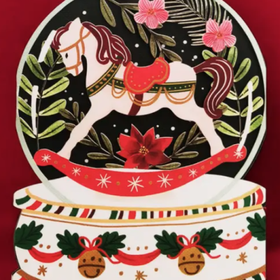 Globo de neve decorativo com cavalo de madeira e base temática natalícia