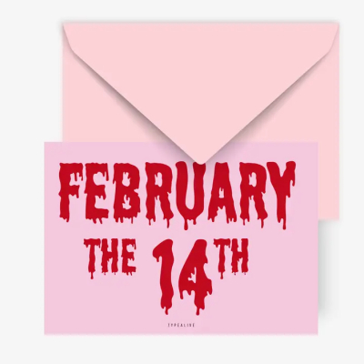 Cartão cor-de-rosa com texto vermelho FEBRUARY THE 14TH e envelope cor-de-rosa