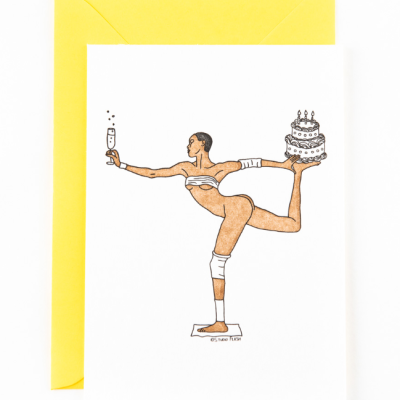 Cartão com ilustração de mulher em equilíbrio segurando bolo e taça, envelope amarelo ao fundo
