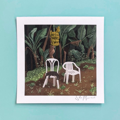 Impressão artística de cadeiras de plástico ao ar livre com um gato preto e vegetação