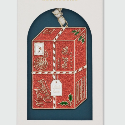 Pingente esmaltado em forma de caixa de leite vermelha com decoração natalícia