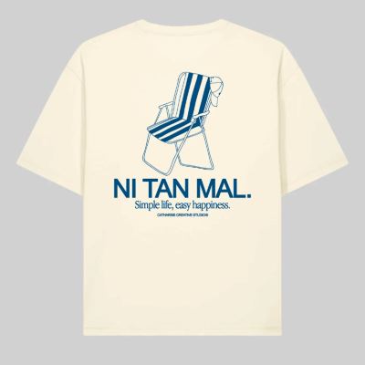 T-shirt creme com estampa de cadeira dobrável azul e branca e texto azul