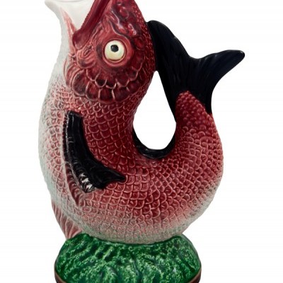 Vaso cerâmico em forma de peixe vermelho com barbatanas pretas e base verde