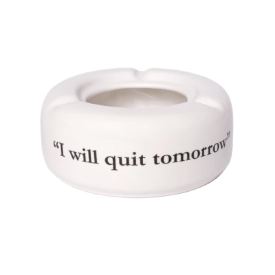 Cinzeiro de cerâmica branco com texto preto