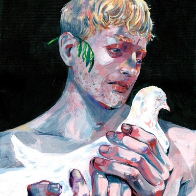 Homem loiro segurando pombo branco com folha verde na orelha, fundo preto