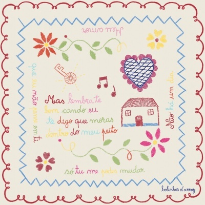 Lenço branco com bordados coloridos de flores, casa, chave e texto em português