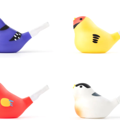 Brinquedos de pássaros coloridos em plástico sobre fundo branco