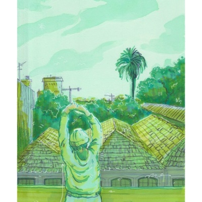 Pessoa de costas com capacete e roupa verde clara esticando os braços, vista para telhados e árvores sob céu azul