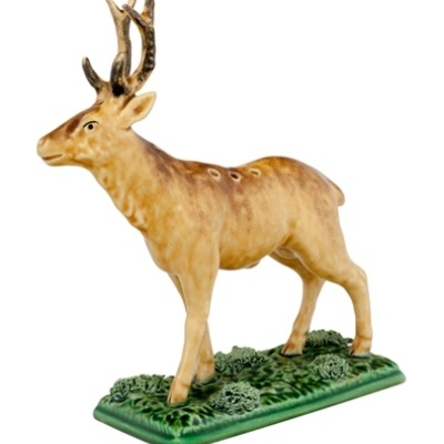 Figura decorativa de cervo castanho sobre base verde com relevo