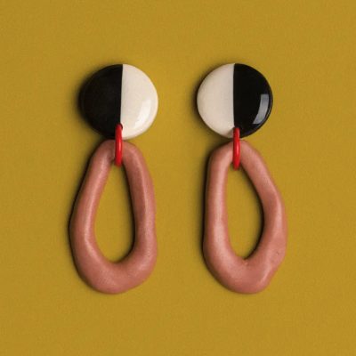 Brincos redondos preto e branco com laço oval rosa claro e detalhe vermelho