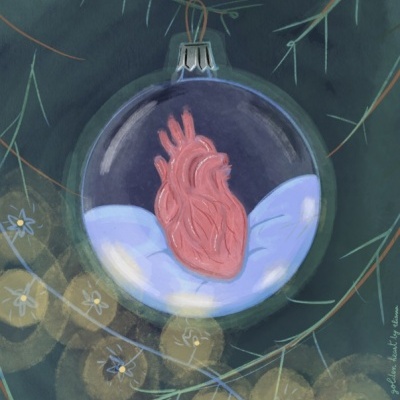 Ornamento de Natal transparente com coração anatómico rosa no interior pendurado numa árvore.