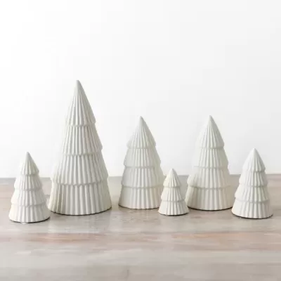 Seis árvores decorativas em cerâmica branca com textura ranhurada sobre superfície de madeira