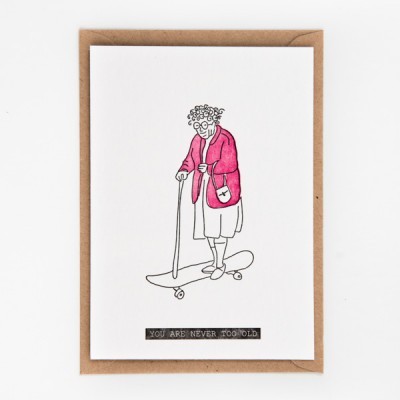 Cartão ilustrado com senhora em skate e texto motivacional