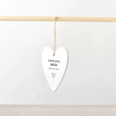 Pendente em forma de coração branco com corda e texto 'Love you MUM'